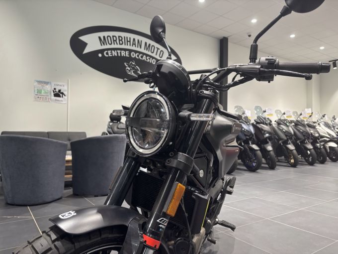 HUSQVARNA SVARTPILEN 125 ABS 4