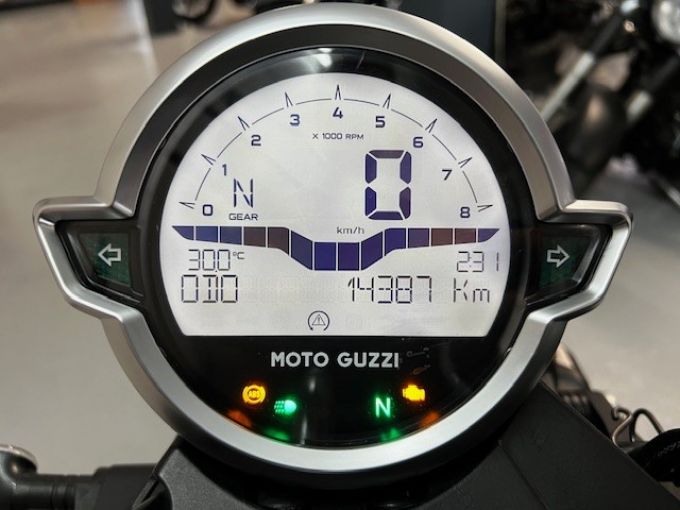 MOTO GUZZI V9 BOBBER 4