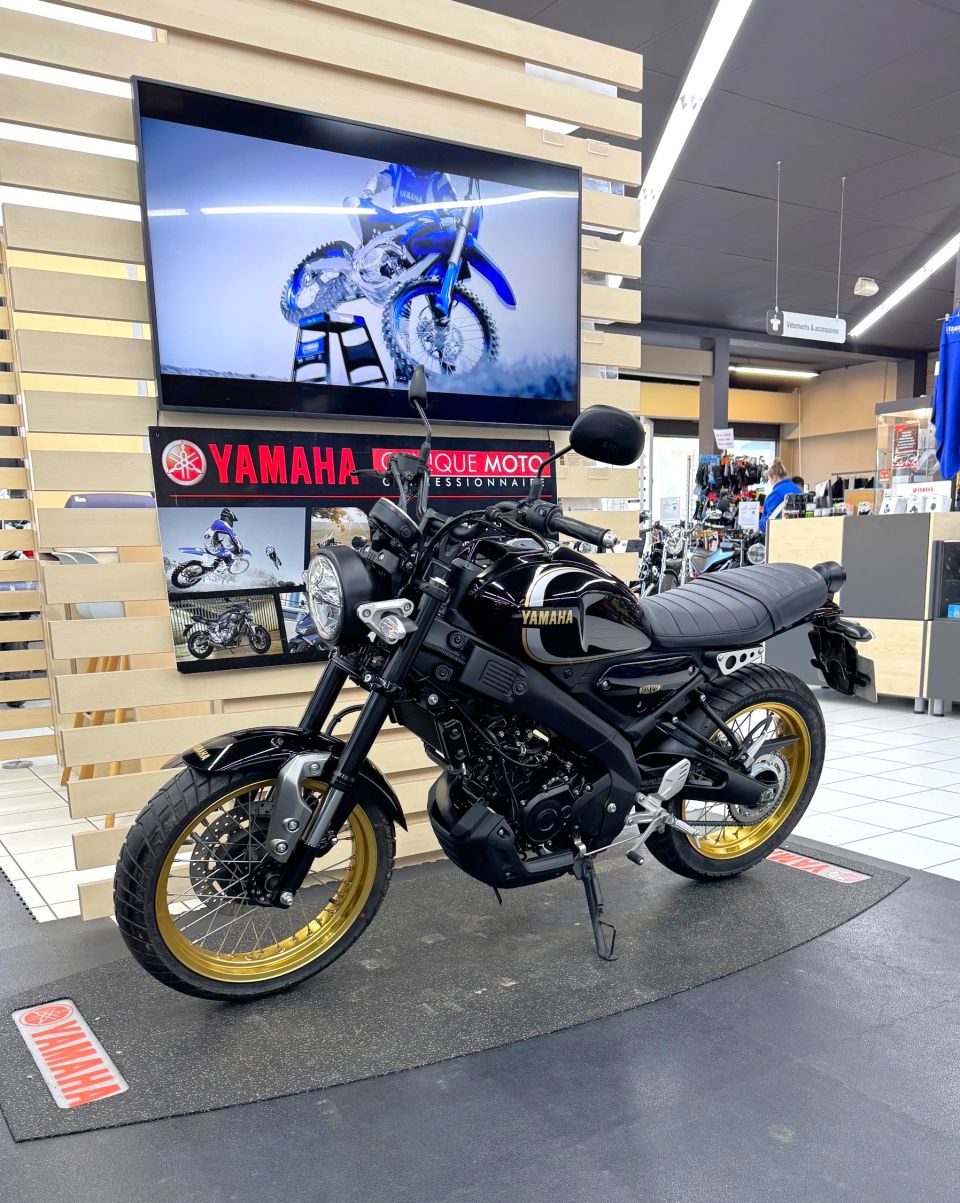 YAMAHA XSR 125 Legacy 4