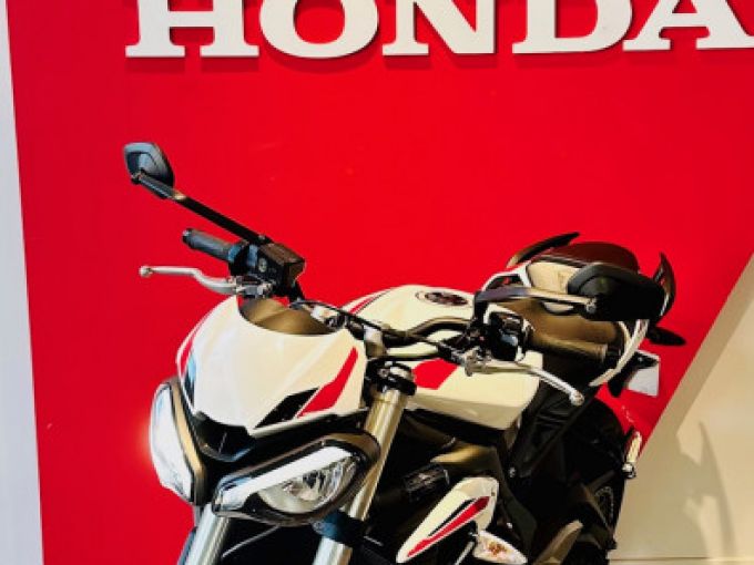 TRIUMPH STREET TRIPLE 675 4
