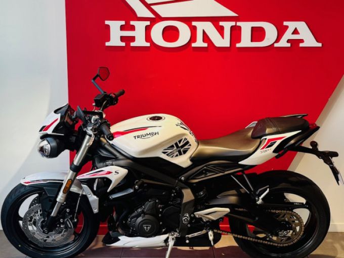 TRIUMPH STREET TRIPLE 675 4