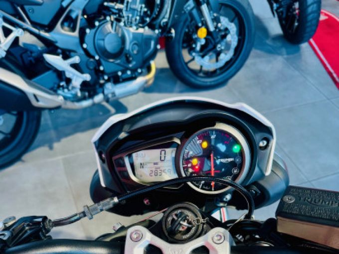 TRIUMPH STREET TRIPLE 675 4