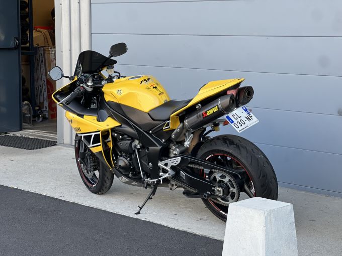 YAMAHA YZF 1000 R1 4
