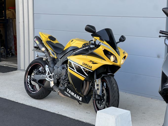YAMAHA YZF 1000 R1 4