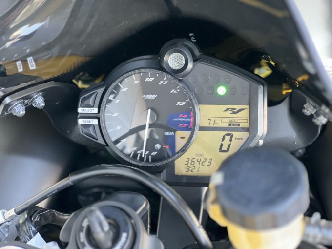 YAMAHA YZF 1000 R1 4