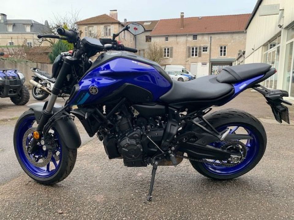 YAMAHA MT-07 4