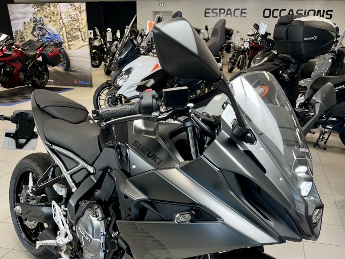 SUZUKI GSX-8R 4