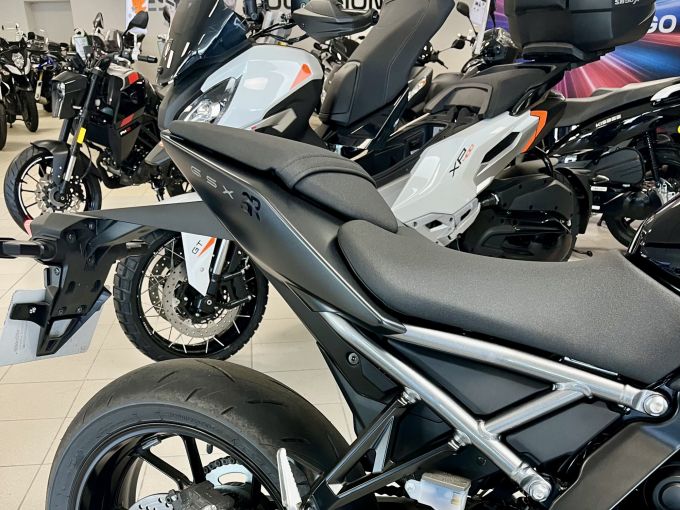 SUZUKI GSX-8R 4