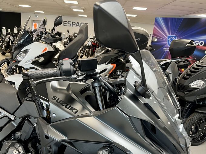 SUZUKI GSX-8R 4