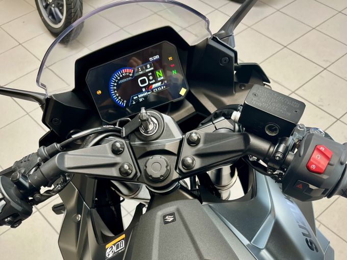SUZUKI GSX-8R 4