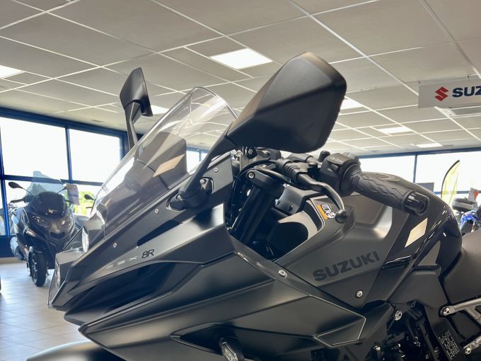 SUZUKI GSX-8R 4