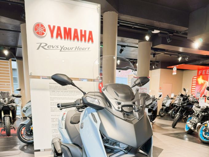 YAMAHA XMAX 300 TECH MAX + 4