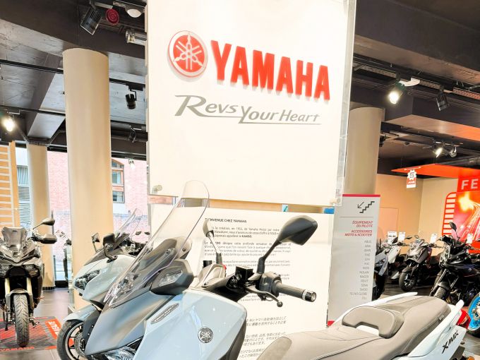 YAMAHA XMAX 300 TECH MAX + 4