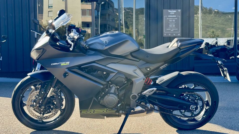 TRIUMPH 	DAYTONA 660 4