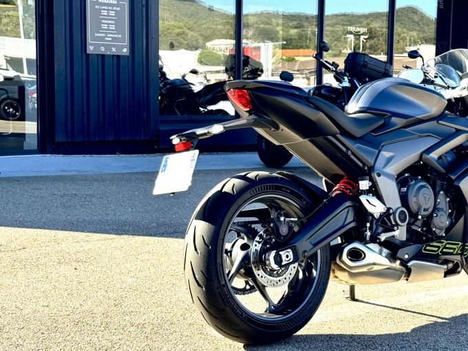 TRIUMPH 	DAYTONA 660 4