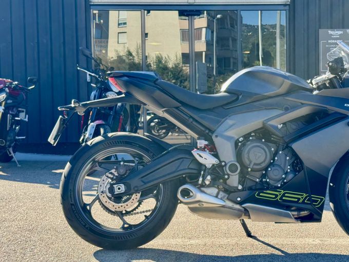 TRIUMPH 	DAYTONA 660 4