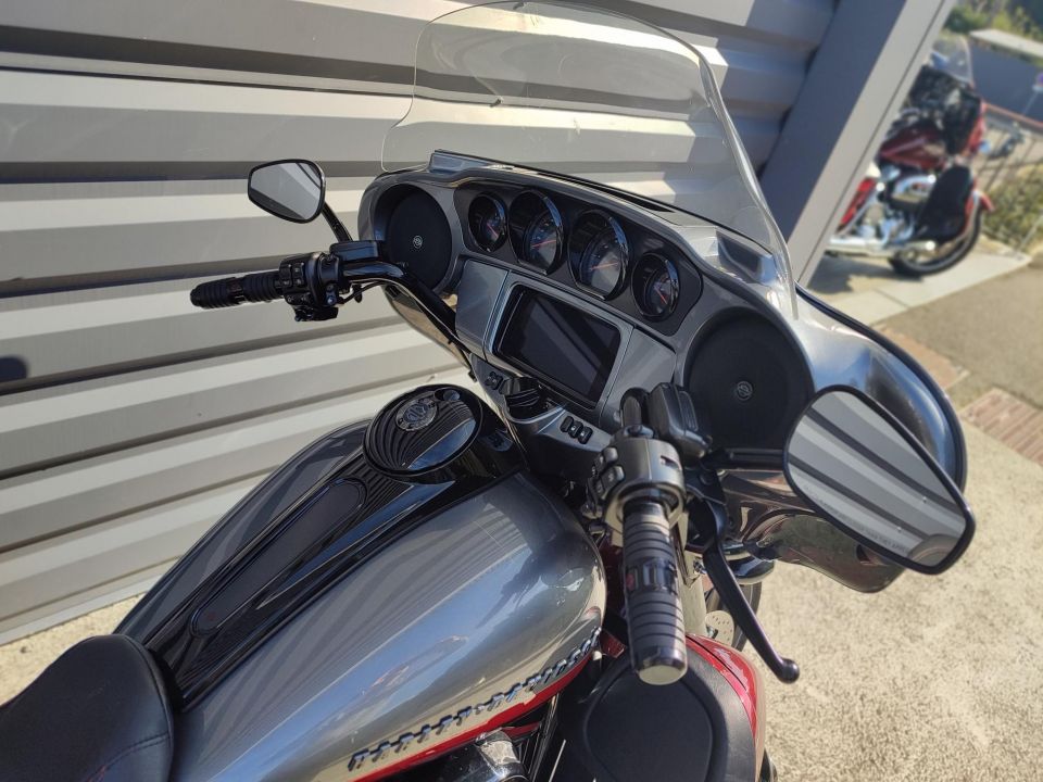 HARLEY-DAVIDSON TOURING ELECTRA GLIDE 1923 ULTRA CVO 4