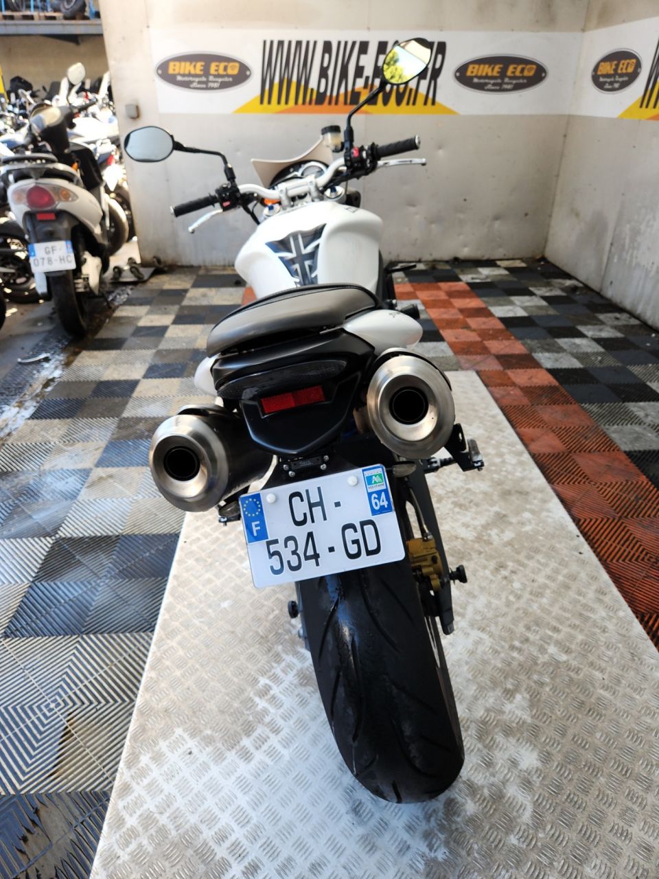 TRIUMPH STREET TRIPLE 675 R 4