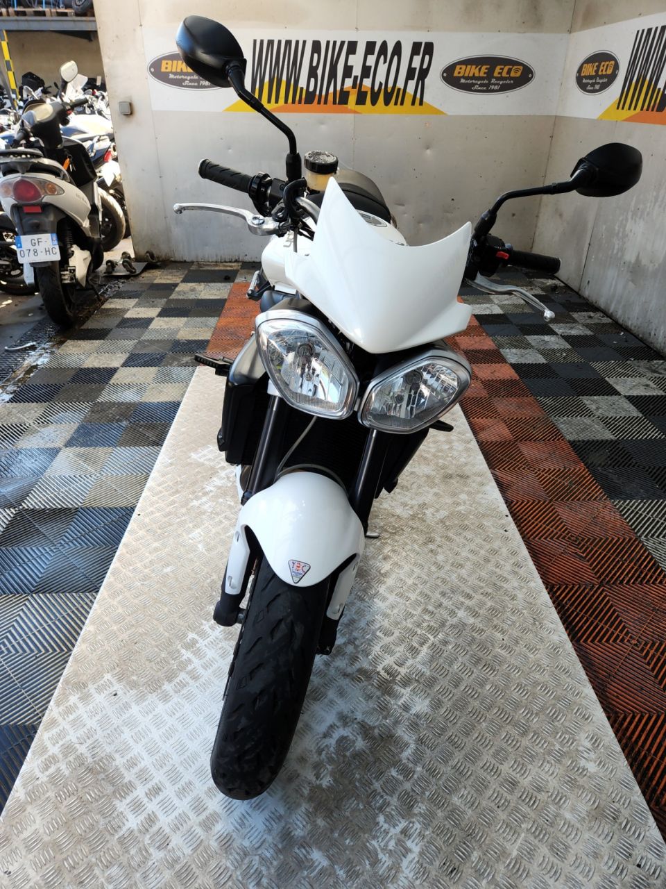 TRIUMPH STREET TRIPLE 675 R 4