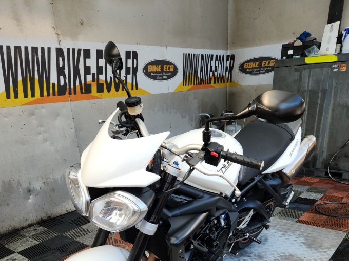 TRIUMPH STREET TRIPLE 675 R 4