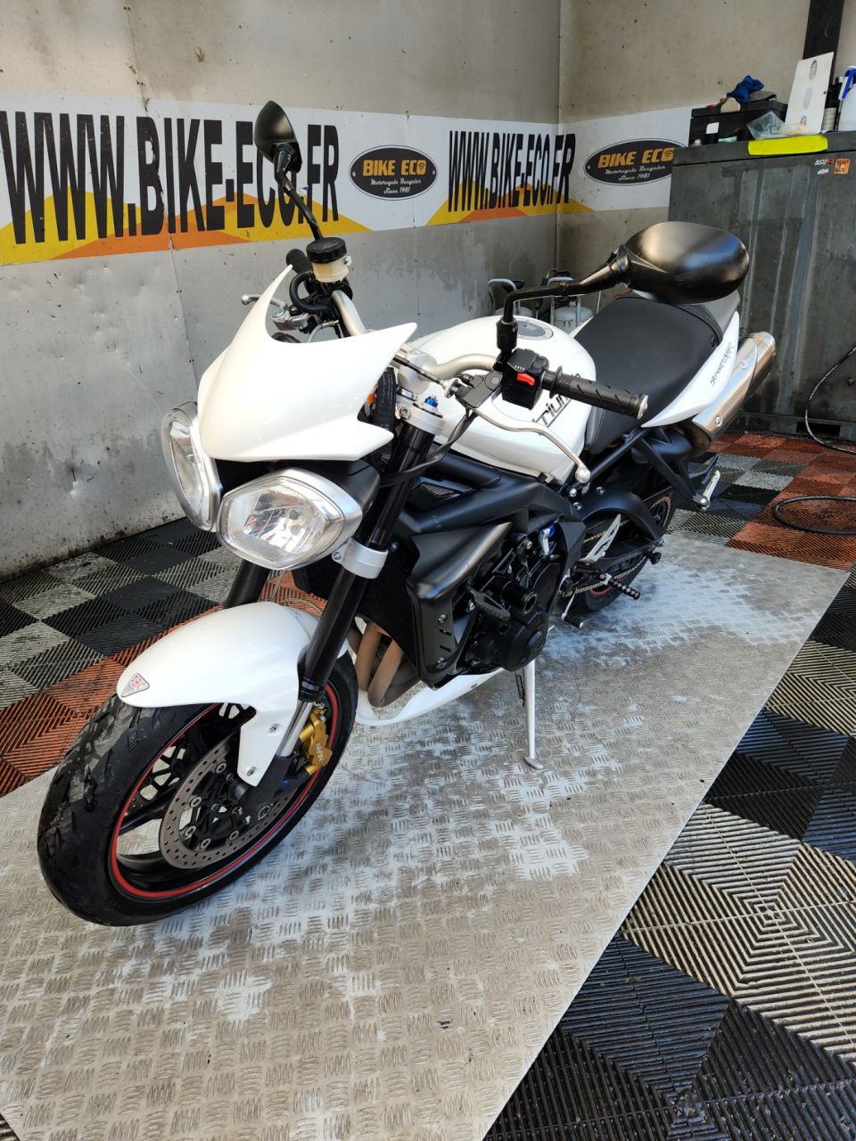 TRIUMPH STREET TRIPLE 675 R 4