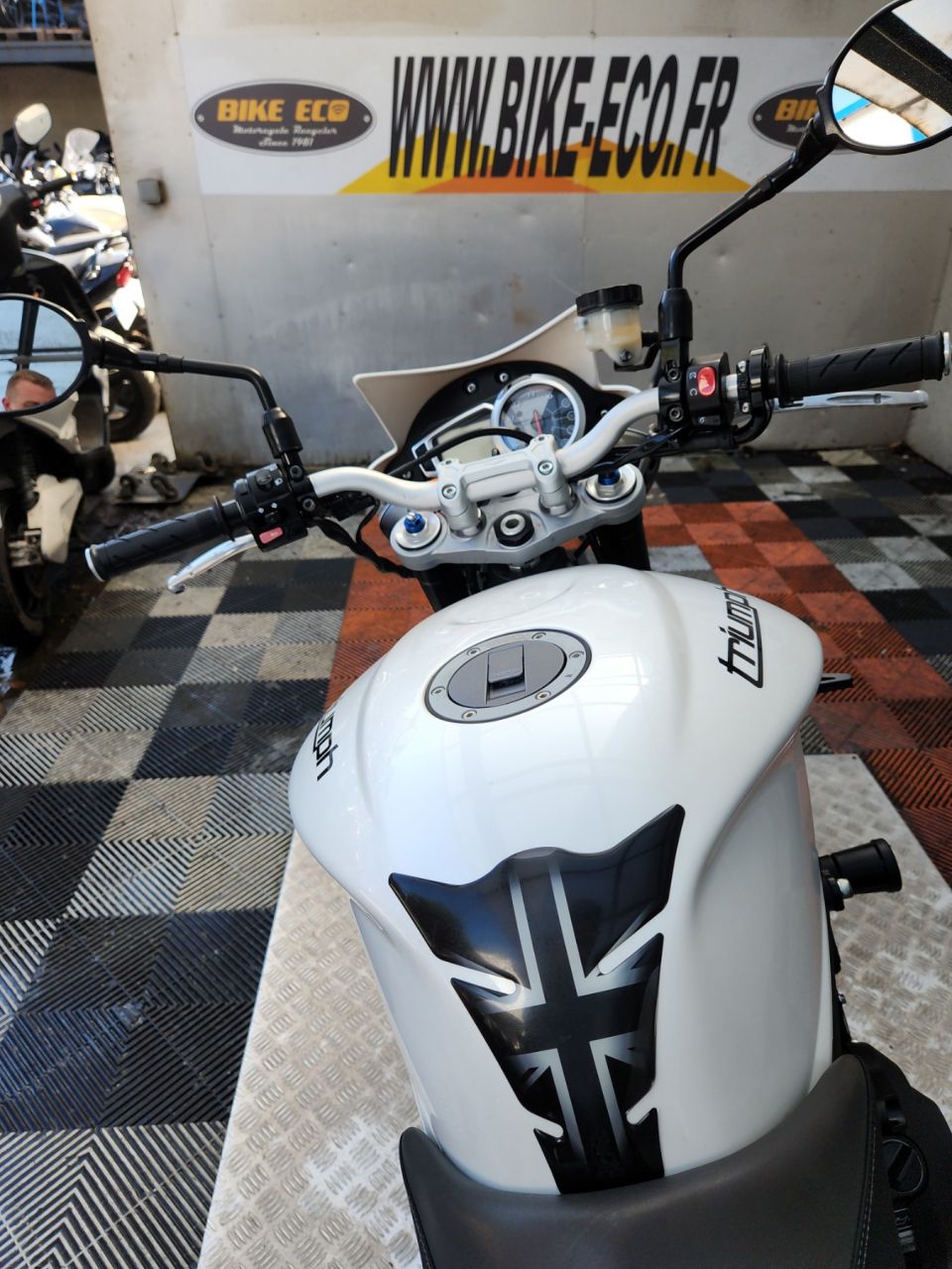 TRIUMPH STREET TRIPLE 675 R 4