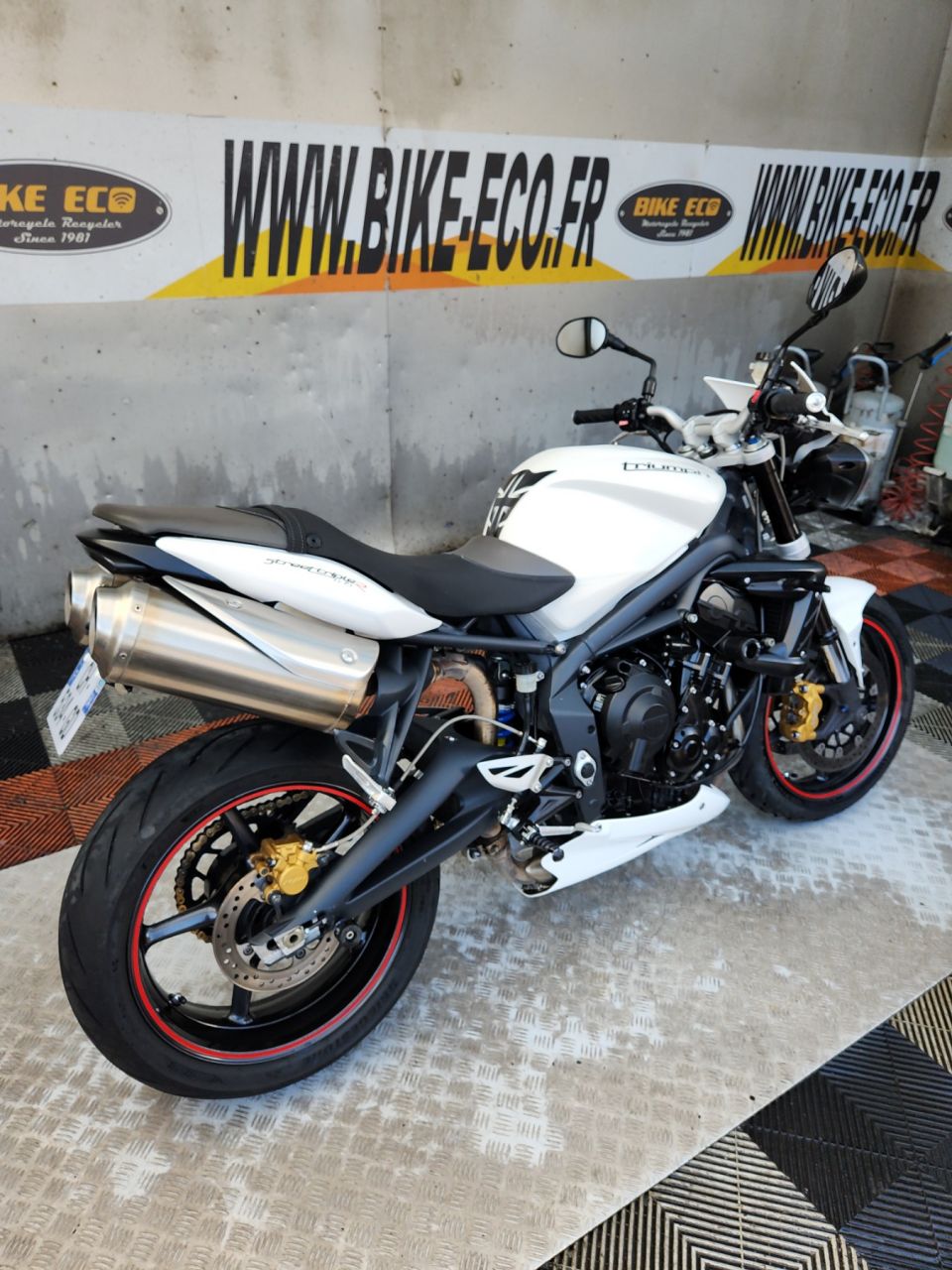 TRIUMPH STREET TRIPLE 675 R 4