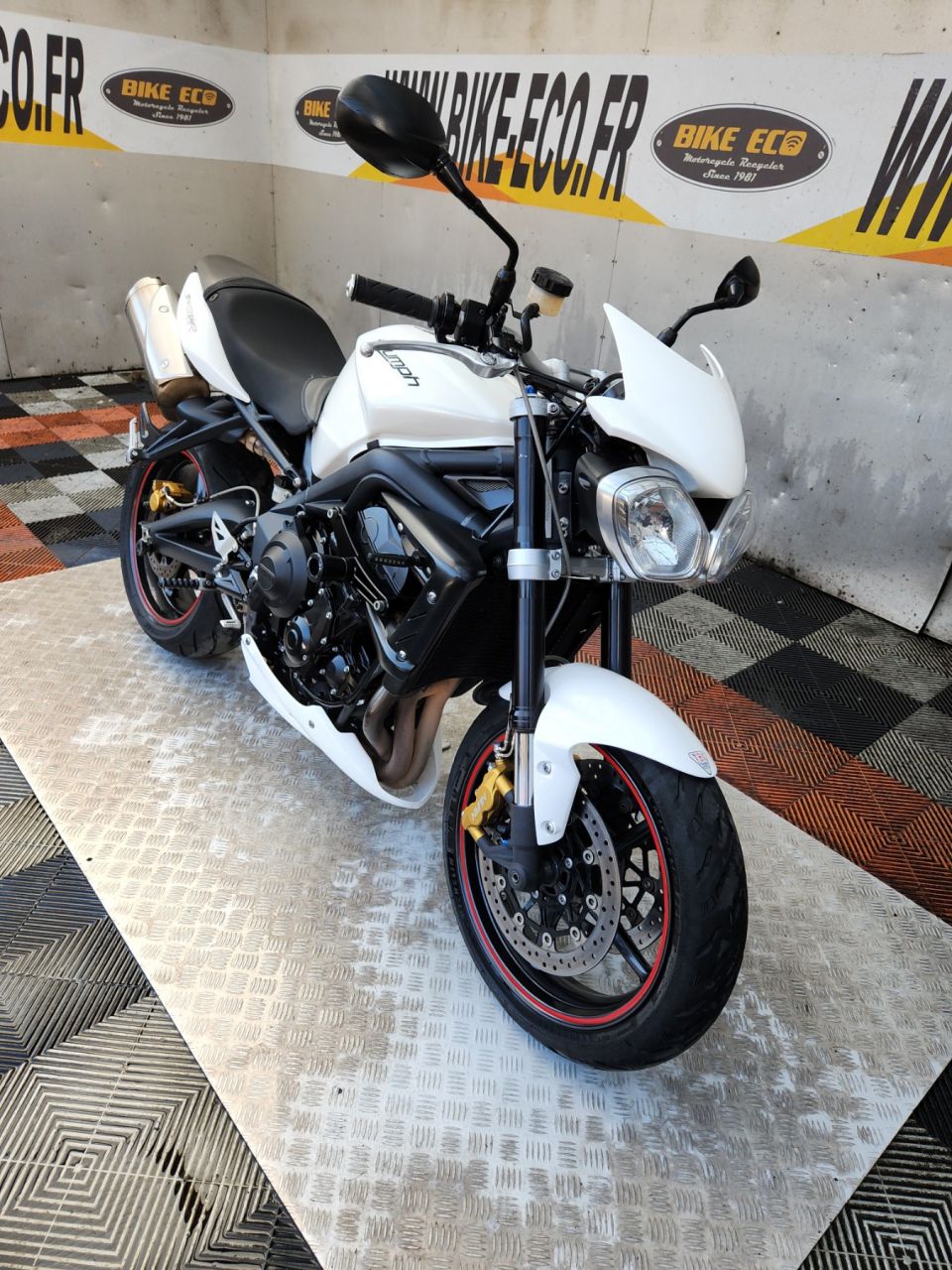 TRIUMPH STREET TRIPLE 675 R 4
