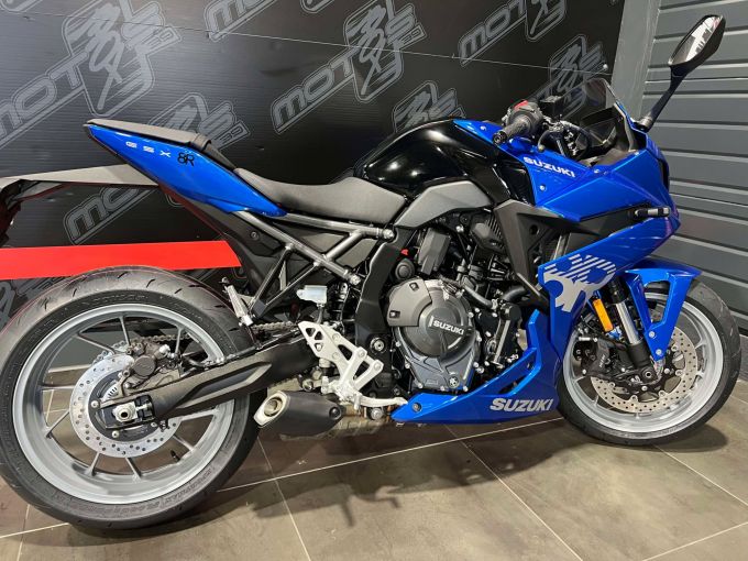 SUZUKI GSX-8R 4