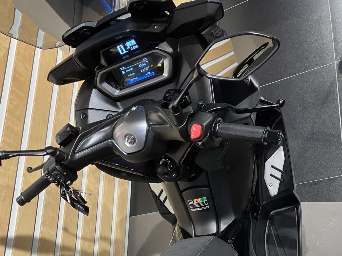 YAMAHA XMAX 300 Tech Max 4