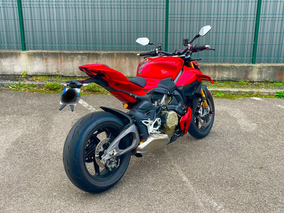 DUCATI STREETFIGHTER V4S 4