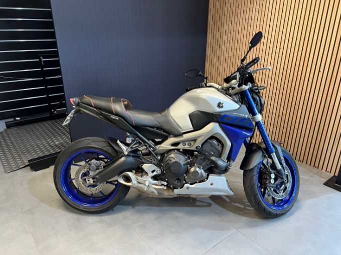 YAMAHA MT-09 4