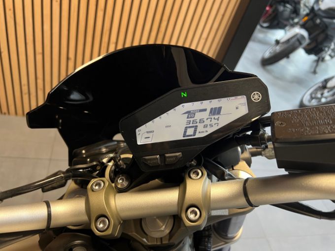 YAMAHA MT-09 4