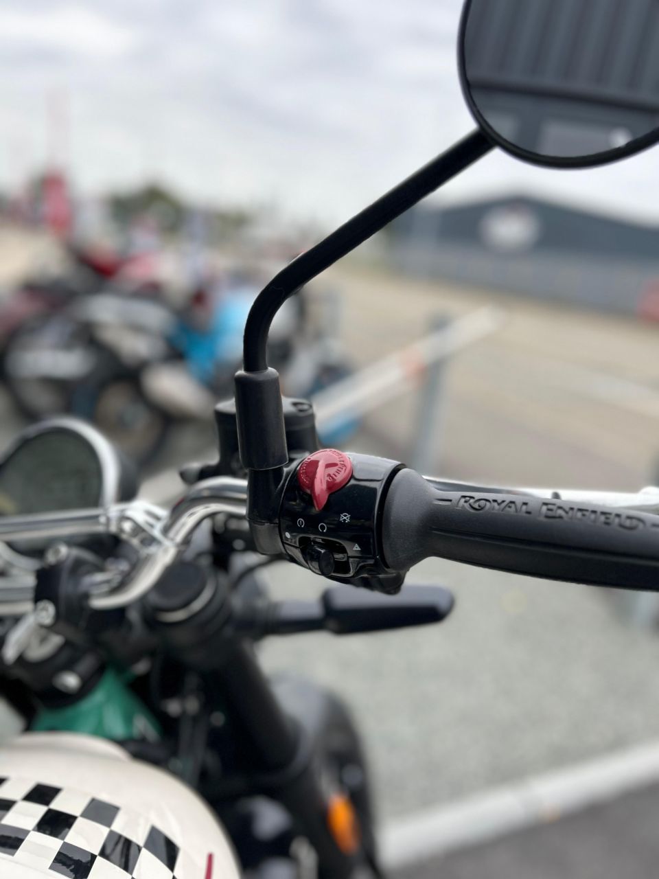 ROYAL ENFIELD BEAR650 4