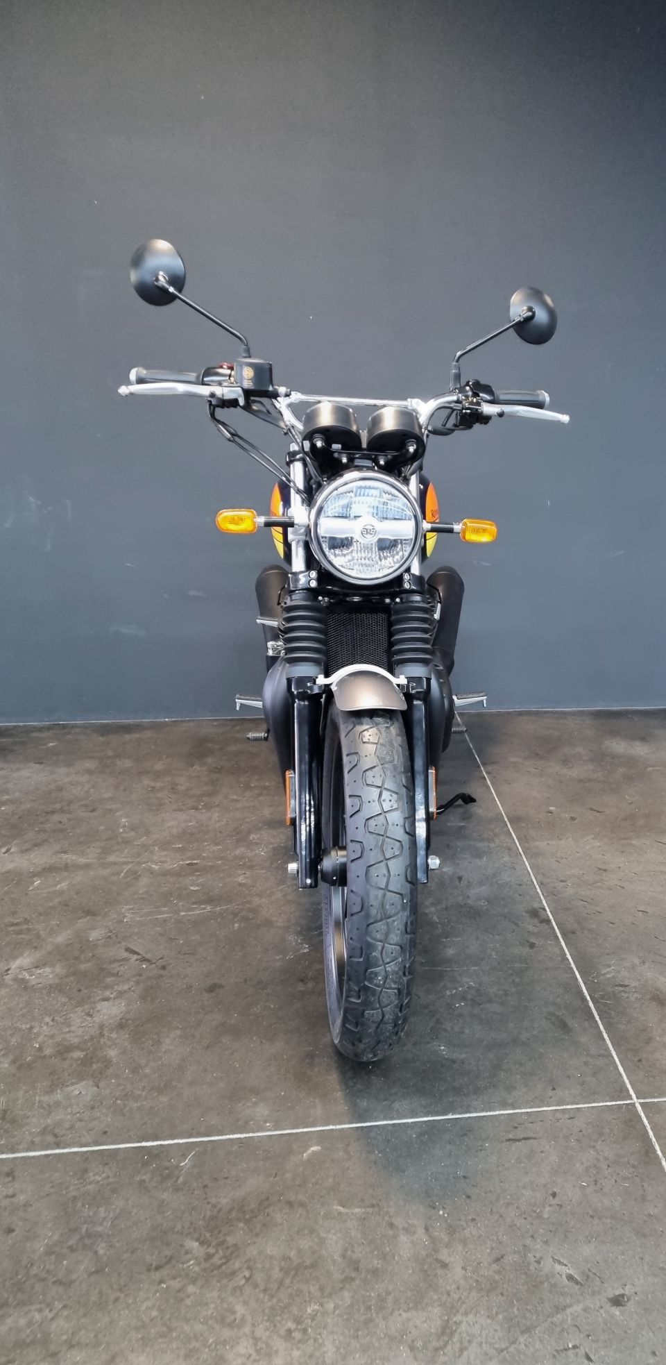 ROYAL ENFIELD INTERCEPTOR 4