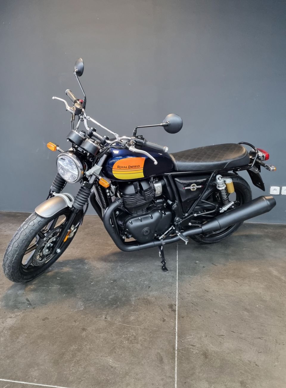 ROYAL ENFIELD INTERCEPTOR 4