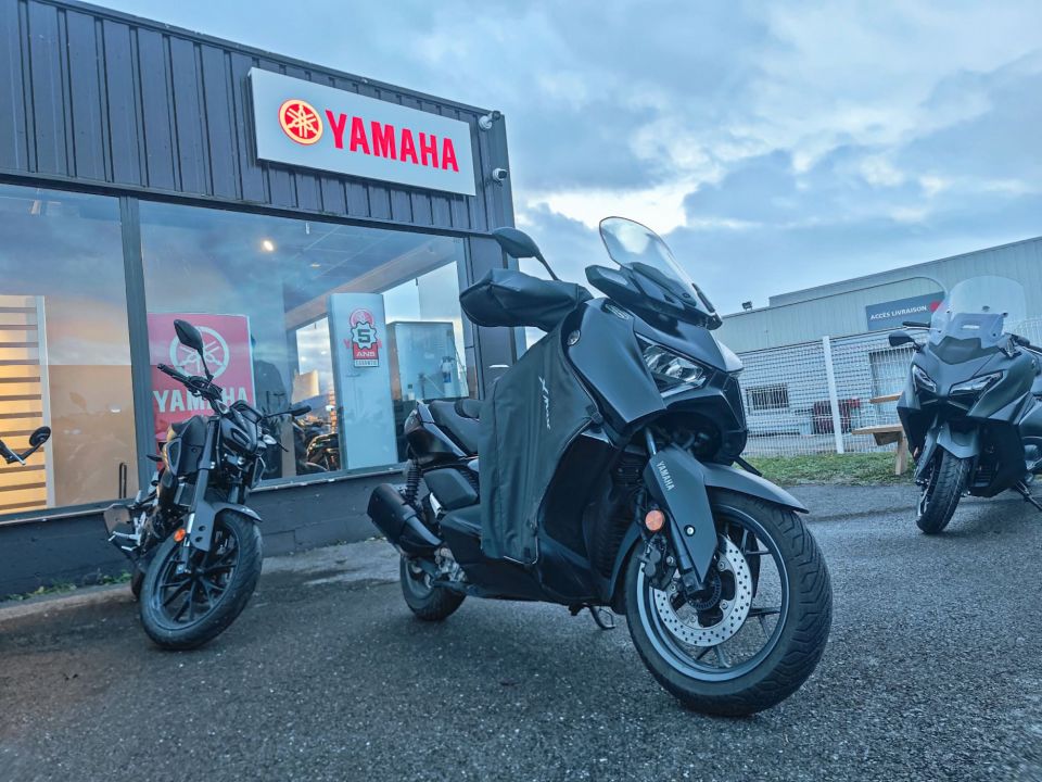 YAMAHA XMAX 300 Tech Max 4