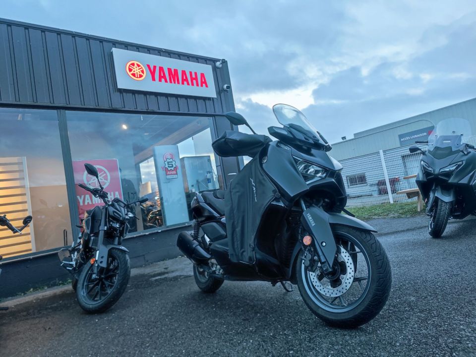 YAMAHA XMAX 300 Tech Max 4