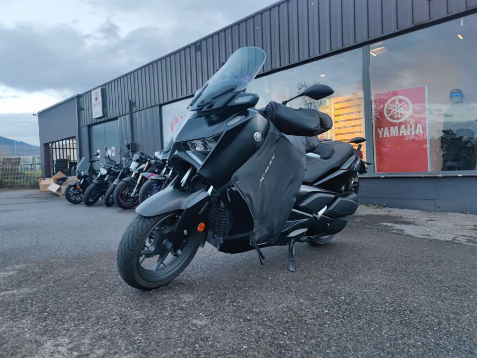 YAMAHA XMAX 300 Tech Max 4