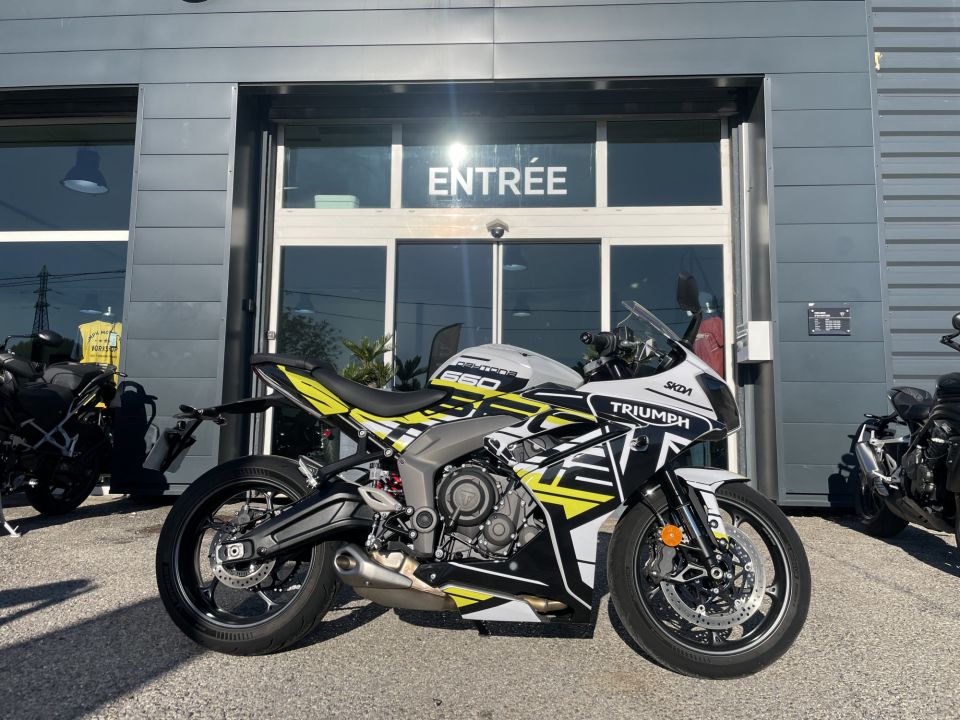 TRIUMPH 	DAYTONA 660 4