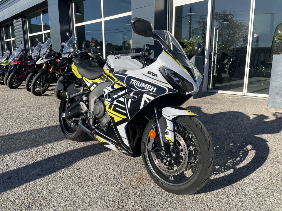 TRIUMPH 	DAYTONA 660 4