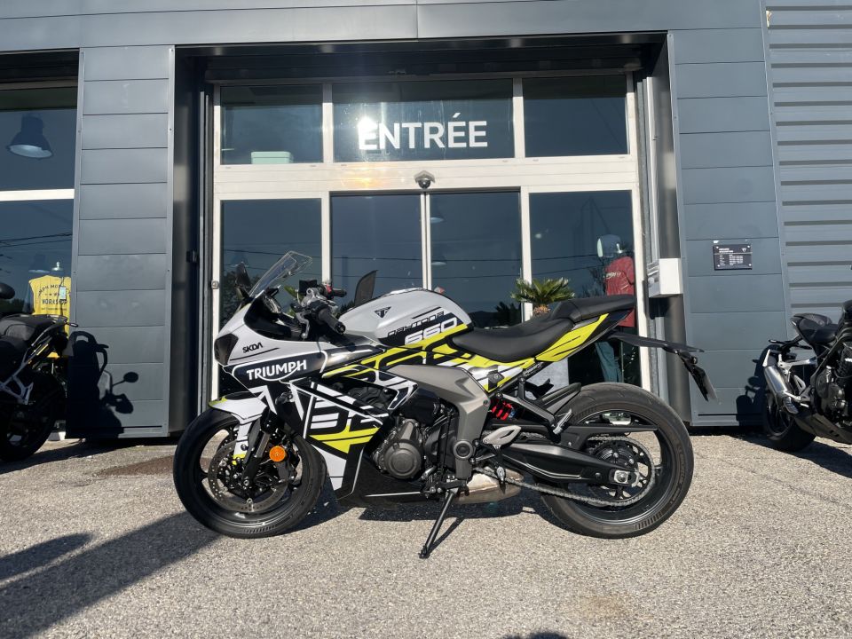 TRIUMPH 	DAYTONA 660 4