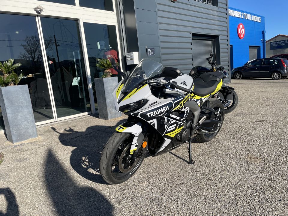 TRIUMPH 	DAYTONA 660 4