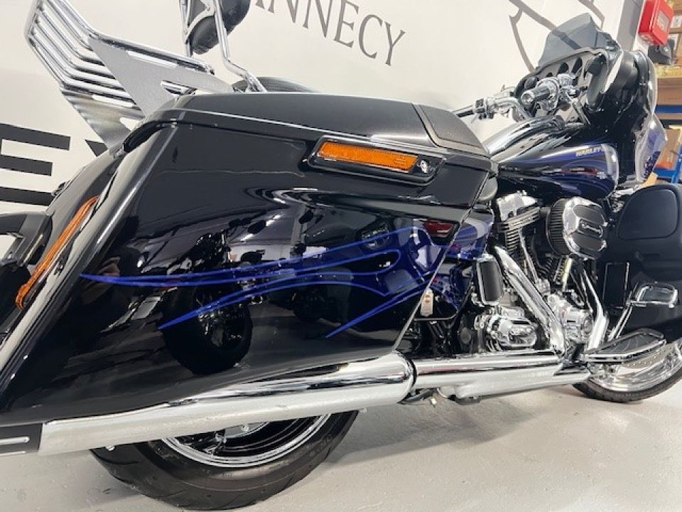 HARLEY-DAVIDSON TOURING STREET GLIDE 1800 CVO 4