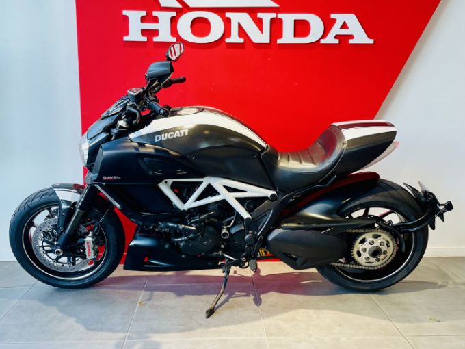 DUCATI Diavel 1200 4