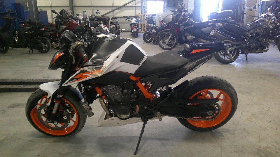 KTM 890 DUKE 4