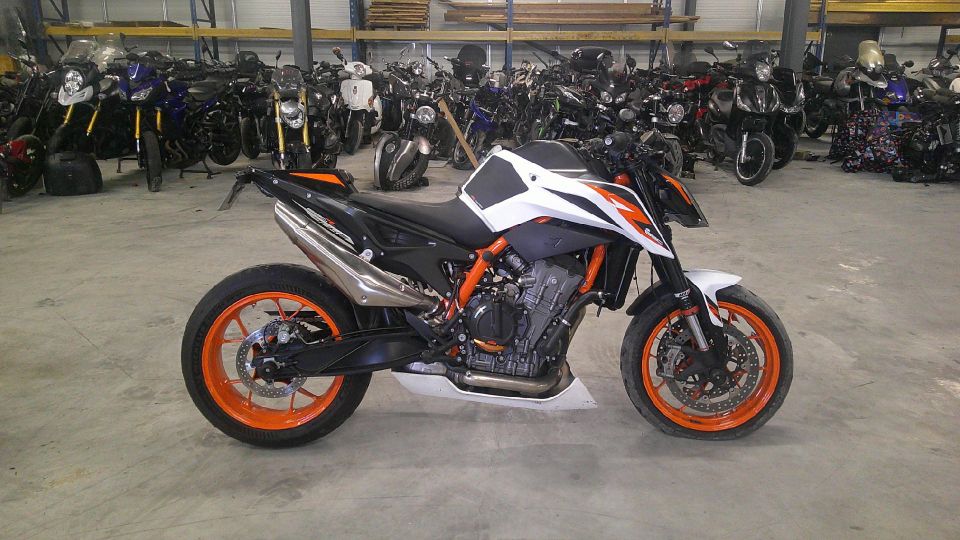 KTM 890 DUKE 4