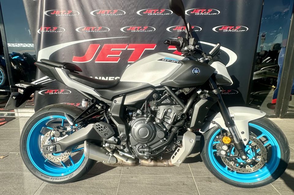 YAMAHA MT-07 4