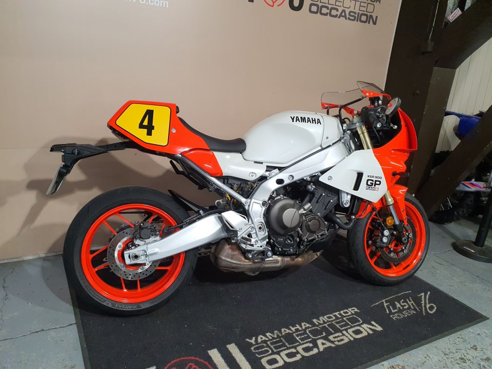 YAMAHA XSR 900 GP 4