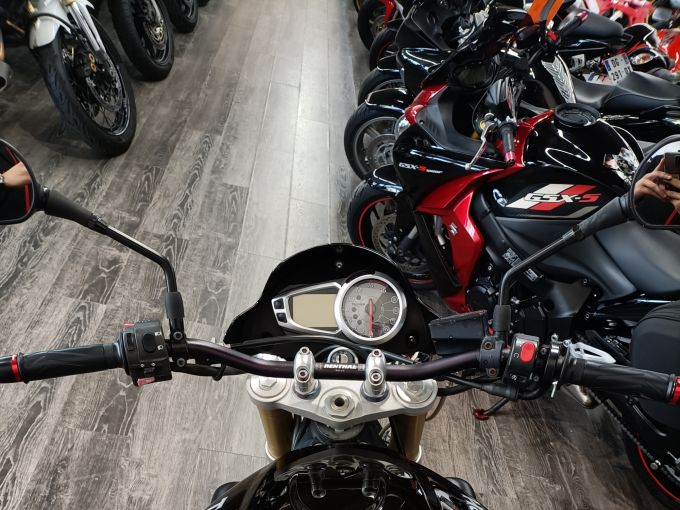 TRIUMPH STREET TRIPLE 675 4